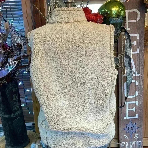 Stillwater supply Company women’s 2 XL 100% polyester vest. - Picture 6 of 9